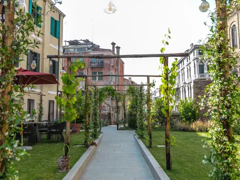 Madama Garden Retreat
