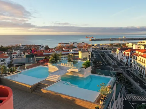 Three House Hotel